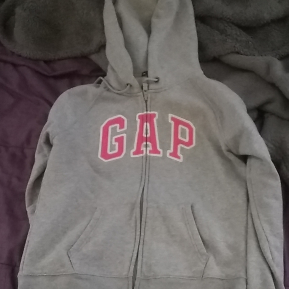 Gap sweater
